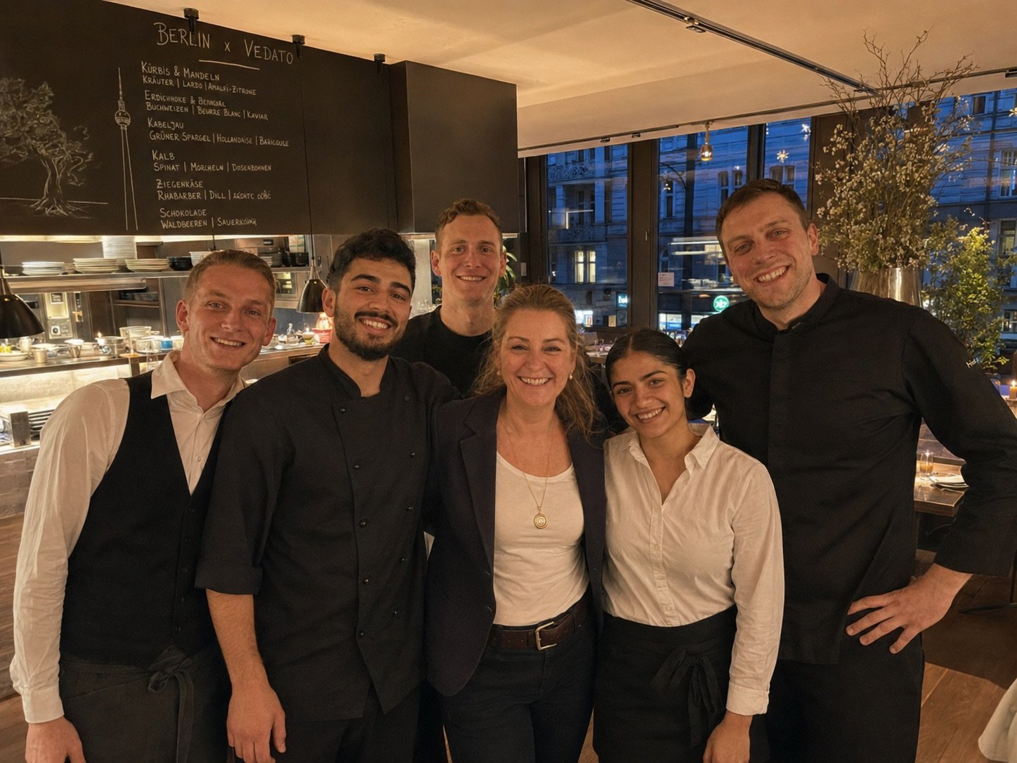 Restaurantteam gemeinsam in der offenen Küche