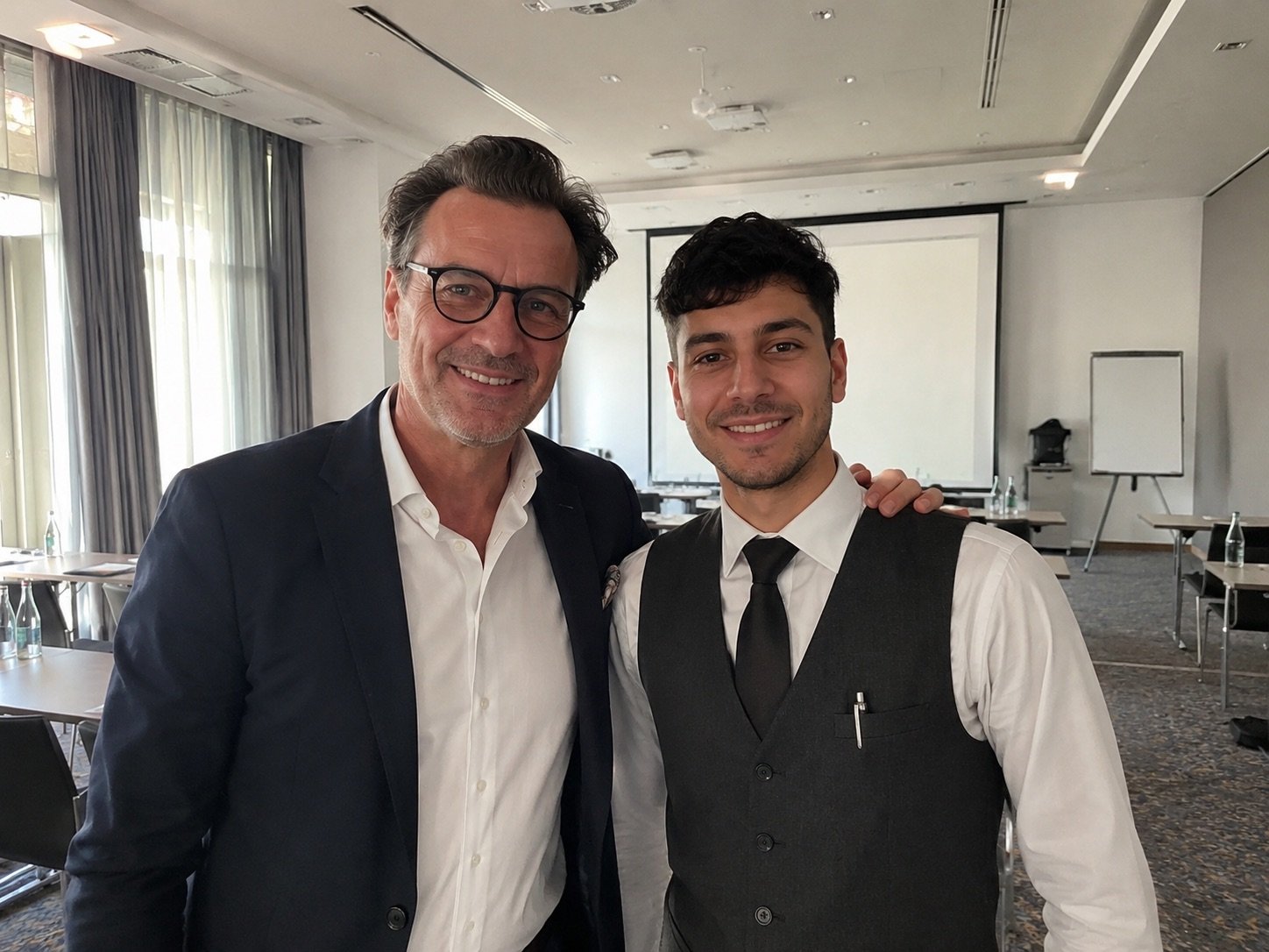 Hotelmanager mit einem neuen Mitarbeiter im Service